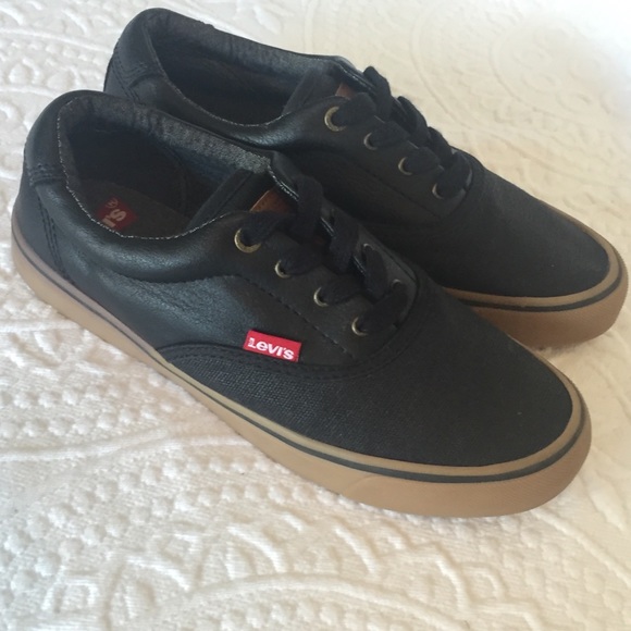 levi's black canvas shoes